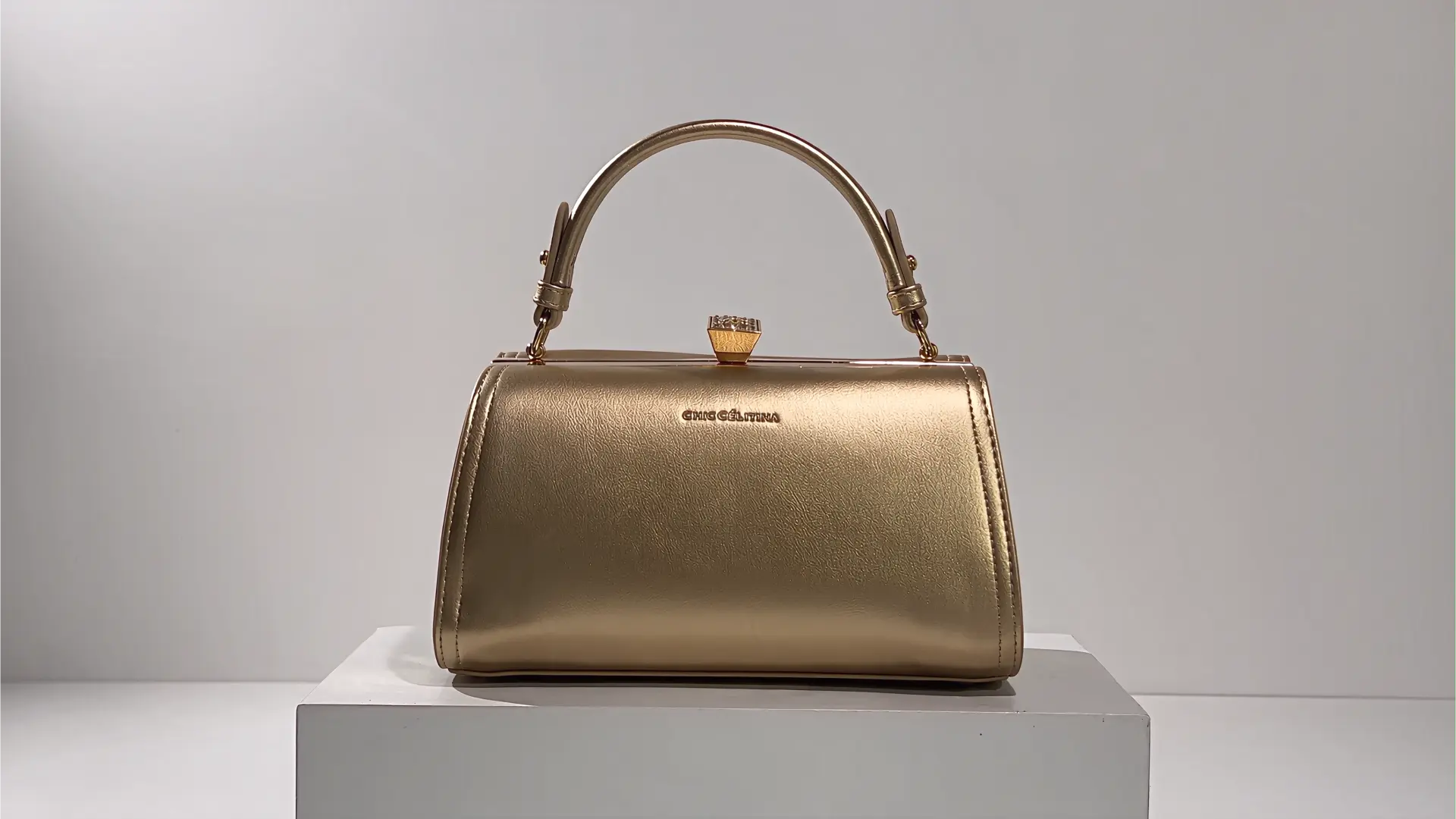 Bolso Doré de CHIC CÉLITINA PARIS en oro metalizado con asa superior