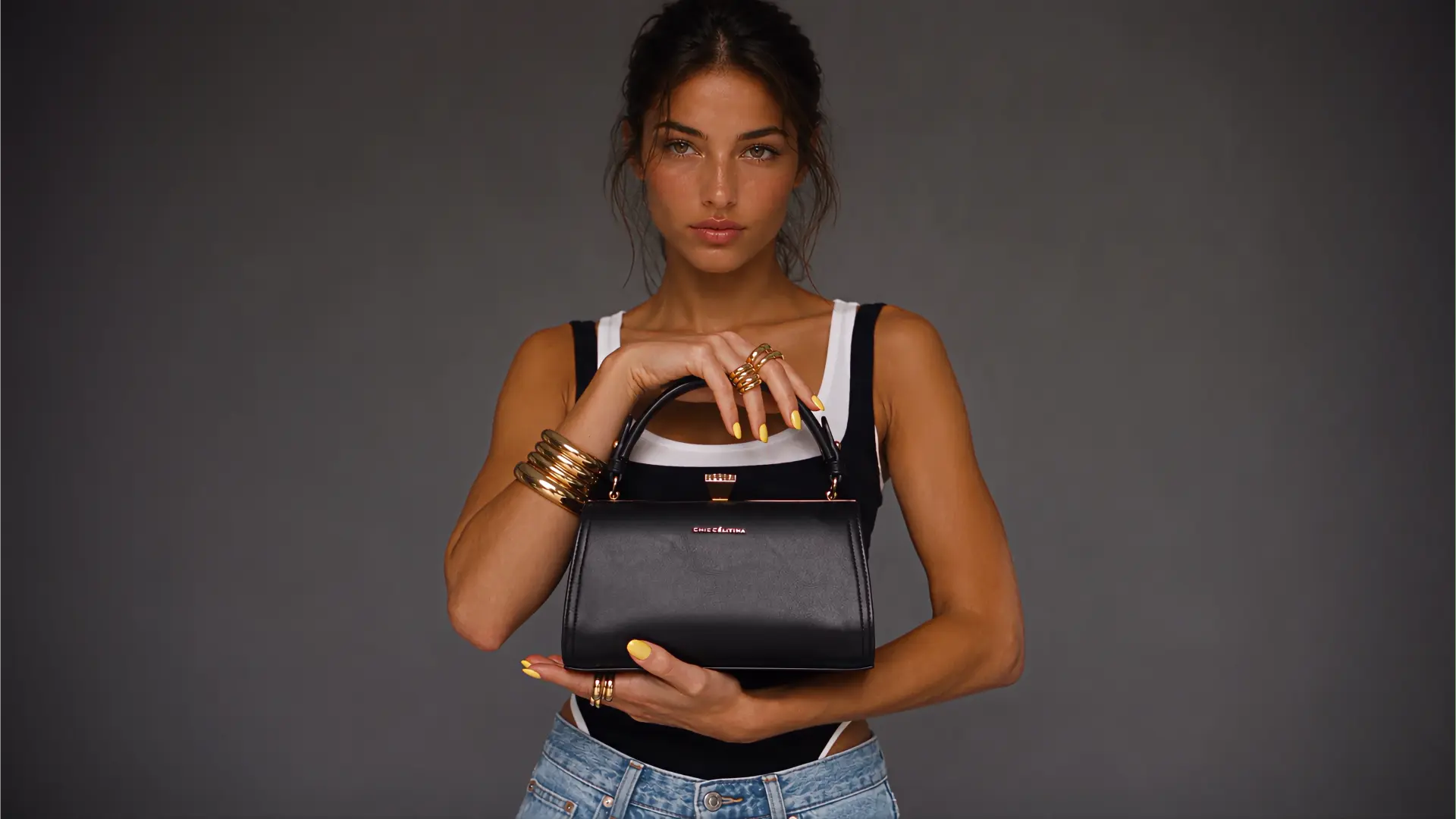 Modelo con el bolso Negro de Alance sobre fondo gris