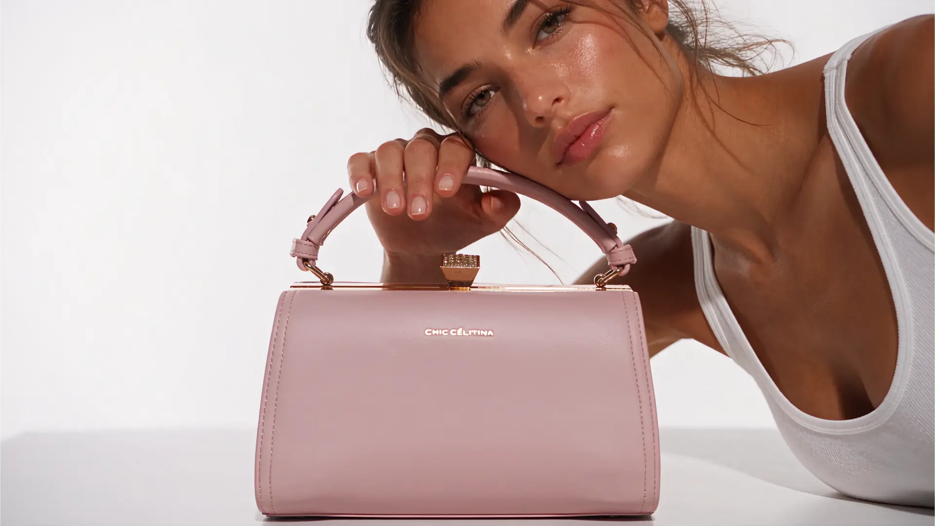 Modelo apoyada sobre el bolso Rose en rosa palo de Alance